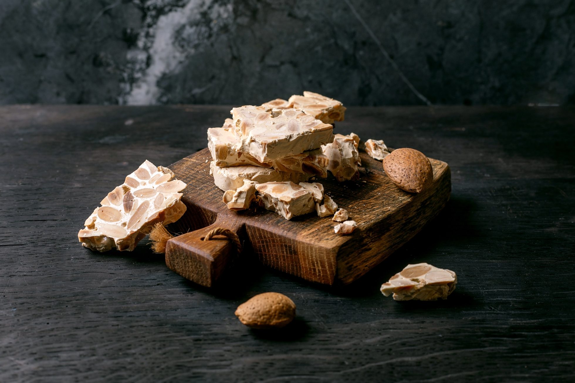 Tradycyjny hiszpański deser – klasyczny, chrupiący turron z migdałami, połamany na kawałki.